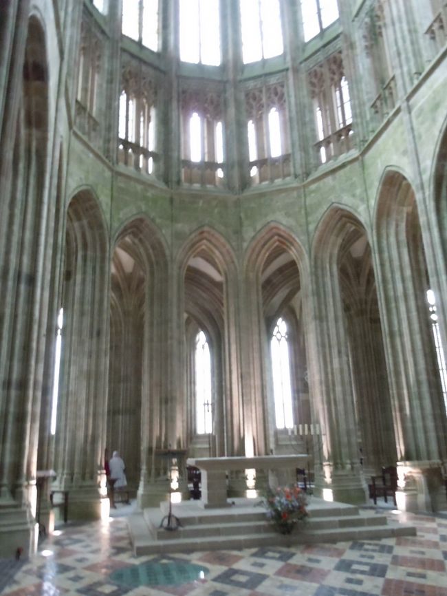 礼拝堂に入ると薄日が差してきて、歓迎してくれているようです。