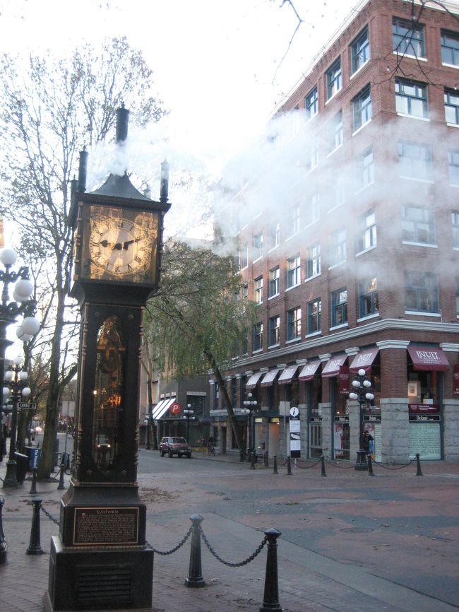 バンクーバー発祥の地ギャスタウン。<br /><br />この蒸気時計は１５分ごとに蒸気パイプの<br />ホイッスルを鳴らして時を知らせます。