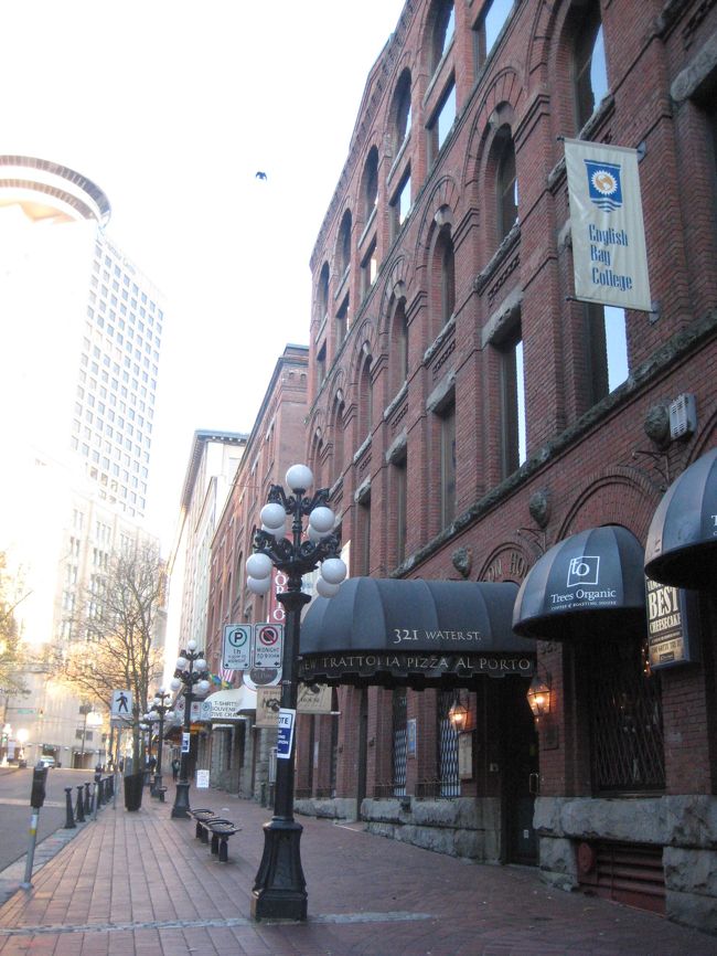 煉瓦の歩道や建物、街灯などが<br />アンティークな雰囲気を作っています。<br />ヨーロッパっぽい感じも。<br />