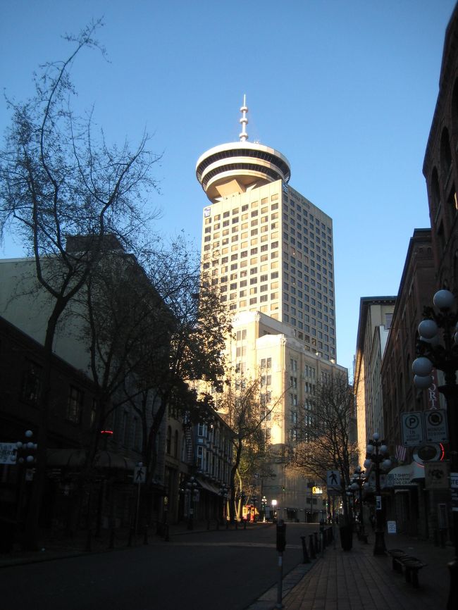 お土産屋さんなどが並んでいますが、まだ開店前。。<br />またあとで来ることにして、<br />次はハーバーセンター展望台に上ります。<br /><br />