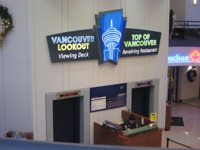 チケット売り場でチケット＄１５を買い、<br />エレベーターで展望フロアへ。