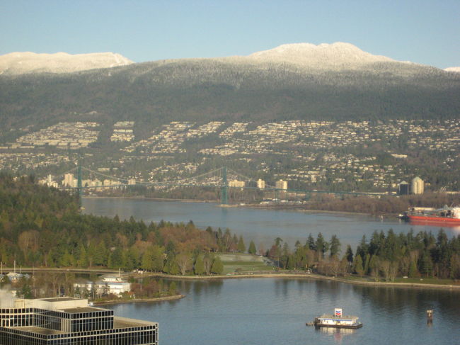 スタンレーパーク、ライオンズゲートブリッジ、<br />そしてウエストバンクーバーの山々。<br /><br />きれ〜い☆