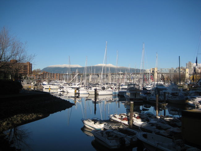 雲ひとつ無い青空に雪山。<br />鏡のようになった海にヨットが映える☆<br />