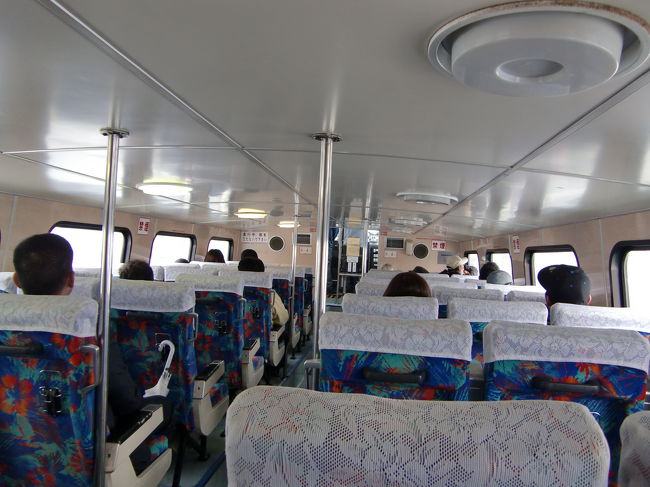 客室内の様子。<br /><br />基本的に八重山の高速船はどの船会社でも通路を挟んで両側に3列の座席が並ぶ構造で、<br />最近は乗り心地も似たようなものです、船会社は３社ありますがどの会社を選ぶかは好みの問題です。