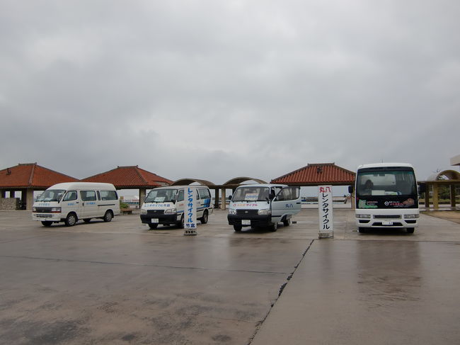 港にはレンタサイクルや水牛車観光の車が並んでいます。<br /><br />レンタサイクル屋の車に乗って集落へ行き自転車を借りました。
