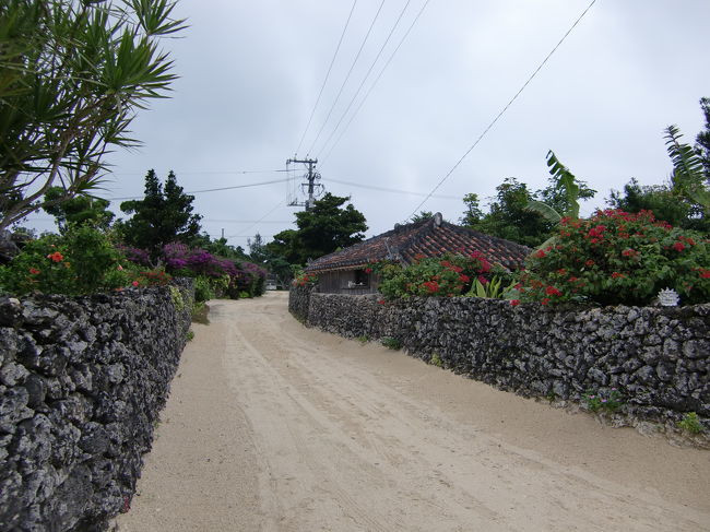 自転車で集落を散策。<br /><br />集落全体が赤瓦の民家と白砂を敷き詰めた沖縄の原風景を保っています。