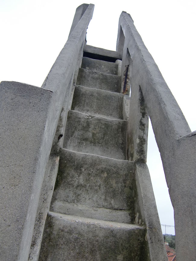 階段は恐ろしく急です。