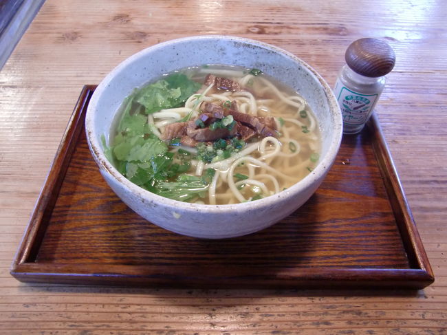 八重山そばを注文<br /><br />傍にある香辛料はピィヤーシという竹富島独特の石垣に自生しているコショウ科の植物から作った香辛料。<br />そば自体も安くて美味しかったです。