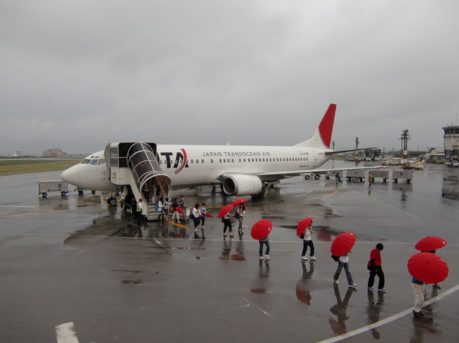 雨の中展望デッキに上がってみました。<br /><br />ちょうどこれから搭乗する飛行機が到着したところで、修学旅行生らしき学生がぞろぞろ降りてきました。