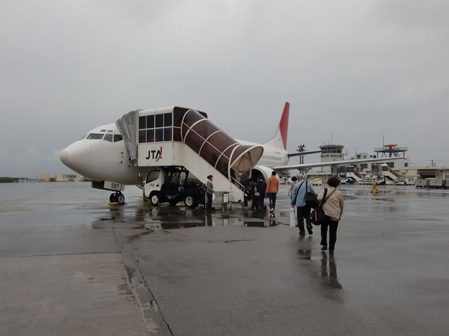 ターミナルから歩いて飛行機へ。<br /><br />搭乗機はB737-400レジ番JA8597です。