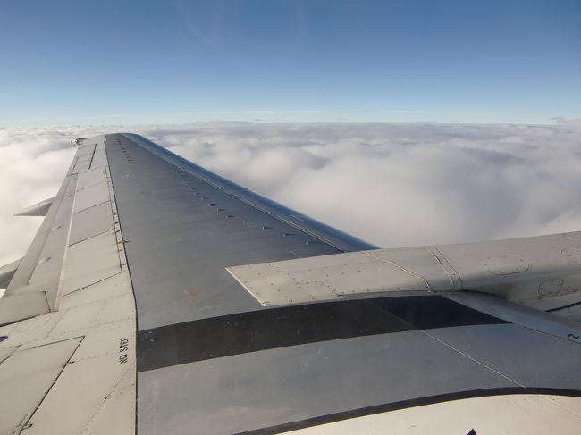 飛行機は16:57にスポットを離れ滑走路04を17:01に離陸し一路那覇へ。<br /><br />厚い雲に覆われ地上の様子は全く見えません。