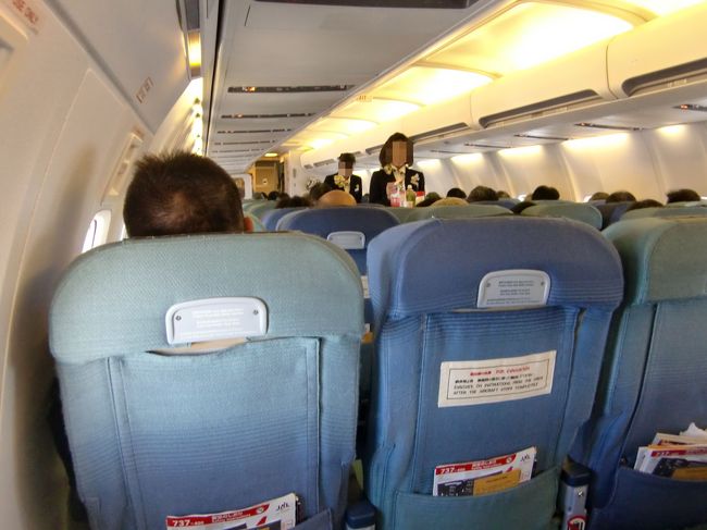 機体が安定すると機内サービス開始です。