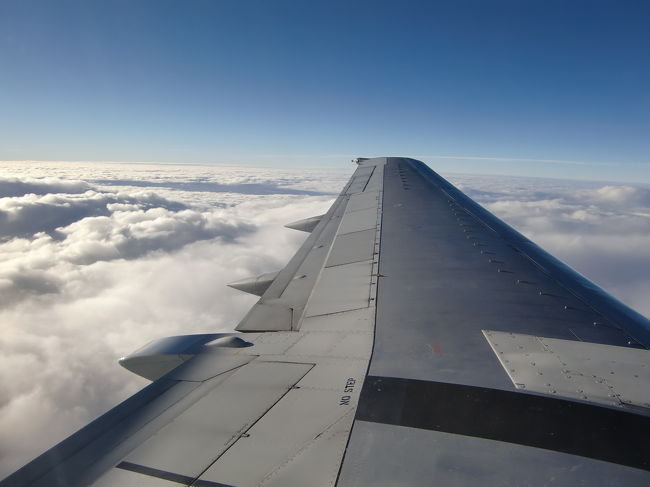 短い水平飛行を終え那覇への着陸態勢に入ります、<br />アナウンスによると那覇の天候は雨、気温は18℃とのこと。