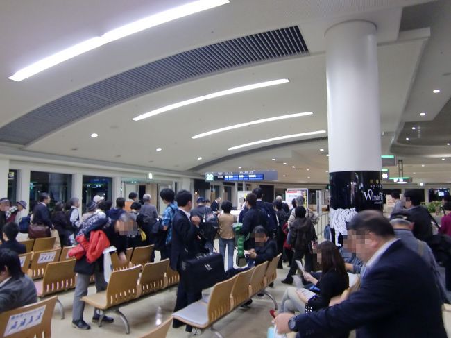 搭乗時刻が近づきゲートに人が集まってきました。<br /><br />客層を見るとほとんど観光客ばかりです。