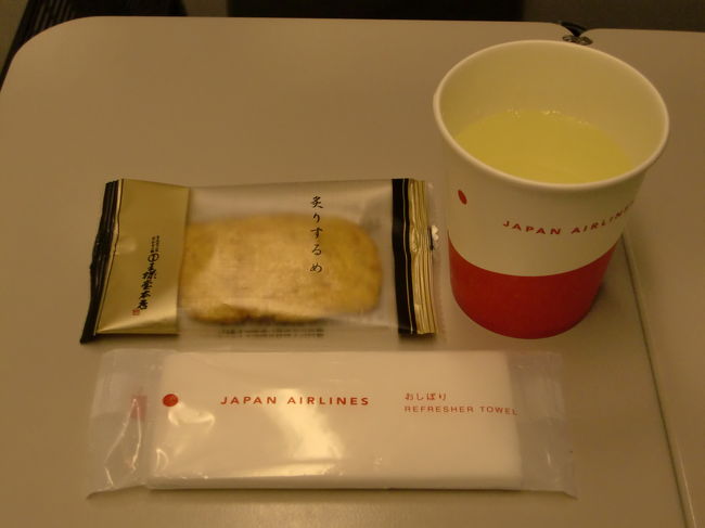 機体が安定するとドリンクサービス開始。<br /><br />いつものスカイタイムゆずをチョイス、クラスJ茶菓は煎餅でした。
