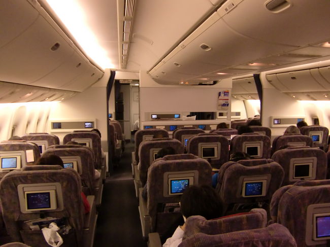 機内サービスが落ち着いた頃を見計らって機内探索へ。<br /><br />こちらはクラスJの様子。<br /><br />クラスJは言うまでもなく満席でした。