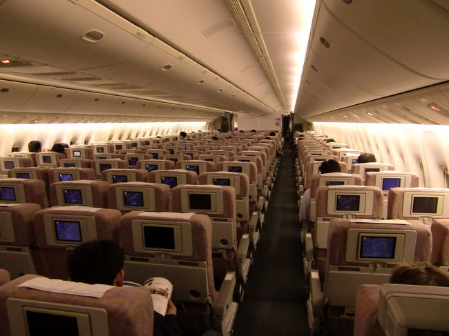 こちらは普通席の様子。<br /><br />クラスJは満席ですが普通席はガラガラ、真ん中の5人掛けの席なんてほとんど誰も座っていません。<br /><br />これならかえってクラスJよりも普通席の方が快適ですね。