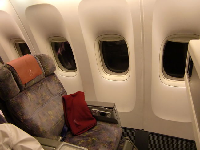 自席を撮影<br /><br />座席は元レインボーシートで本来のクラスJの座席とは異なります、<br />スーパーシートと普通席の中間クラスは元々はJASが始めたサービスなので、<br />これがクラスJの元祖みたいなものですね。<br /><br />シート自体は少々くたびれてきた感じは否めませんが、すこぶる快適で普通席に＋\1000は非常におトクですね！<br />レインボーシート時代もこのシートは＋\1000で、この快適なシートに個人用モニター装備と当時のJASの意気込みが感じられます。