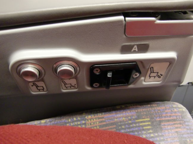 座席のリクライニングなどの操作ボタン。