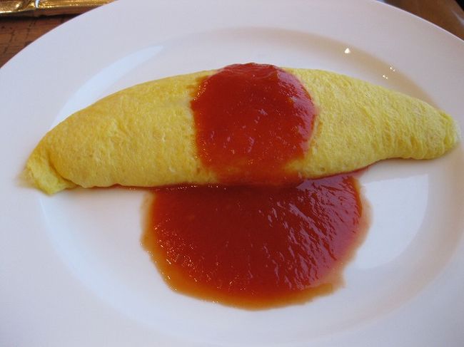 目の前を作ってくれるオムレツ。<br />チーズオムレツをオーダーし、ナポリソースを添えて頂きます。<br />このオムレツはおいしかったです。<br />また食べたい！