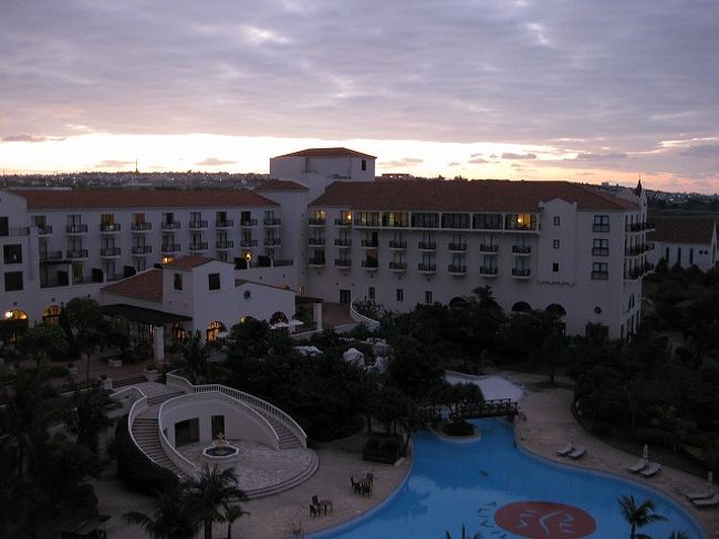 おはようございます。<br />沖縄２日目の朝です。<br />今日も動き回りますよ〜。まずは、朝食を頂かなくっちゃ。<br />クチコミで朝食が日本一おいしいと言われる【ベルデマーレ】。<br />実際どうなんでしょう。<br />午前７時ちょっと前に行ってみると既に１０組くらい待っていたのには驚きです。