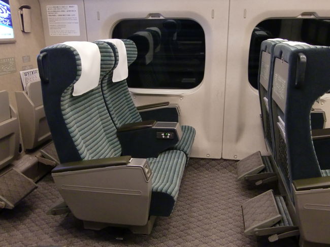 自席ではありませんがグリーン車の座席です、<br />普通車とは雲泥の差でゆったりとしていて重厚感がありますね。
