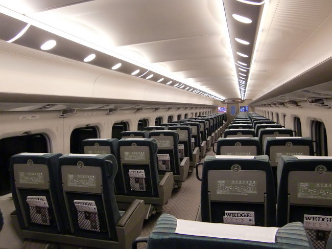 自席からの車内の様子。<br /><br />グリーン車はガラガラでとても静かです、グリーン料金を払うだけの価値はありますね。