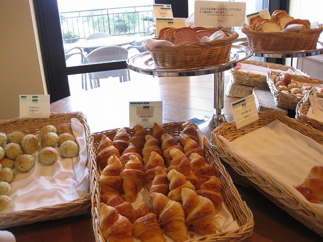 それとなく窓際をリクエストすると、ちょっと遠いですがと一番端っこの窓際に案内してくれました。<br /><br />既にパンがなくなっている。。。でも補充はすぐしてくれましたよ。