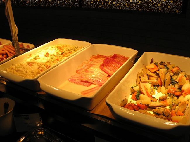 こんなに混んでいる朝食は初めてです。<br />なかなか欲しいものまでたどり着かないんです。