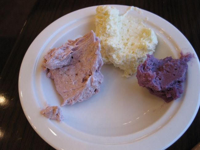 これが、みなさんが絶賛する紅芋ジャム（写真左）<br />確かにおいしい＾＾<br />ジャムというより紅芋ホイップと言った方が味が伝わりますかね。<br />パインバター（写真中央）と紅芋バター（写真右）もなかなかです。<br />