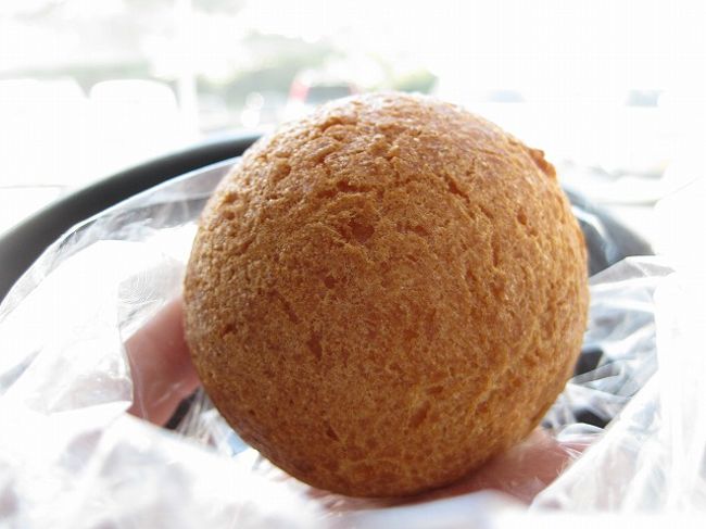 こちらは、ドラゴンボール（１００円）。本日中にお召し上がりくださいって言われました。<br />もちっとしていて、う〜んおいしい？<br />いや、私はサーターアンダギーがいいな。