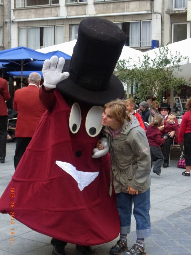 この楽団のマスコットみたいです。<br />音楽に合わせて楽団のまわりを飛び回っていて、子供たちに大人気。<br />