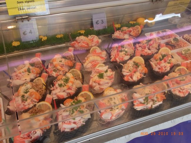 北海がすぐそばなので新鮮そうな海の幸の屋台がいっぱい。<br />サザエのスープとかムール貝、小海老のカクテルみたいなのがずら〜っと並んでいました。<br />