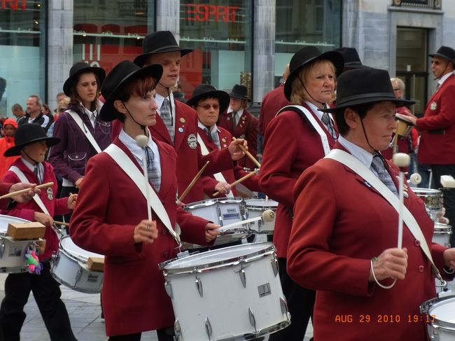 広場では楽団らしき人たちが演奏中。<br />上は50代、下は10代くらいの老若男女が広場のまわりを歩きながら演奏していて、私もせっかくなのでビールを飲みながら3曲ほど聴かせてもらっちゃいました。<br />お祭りって感じでもなかったけど、たぶん夏のイベントのひとつなんでしょう。。<br />