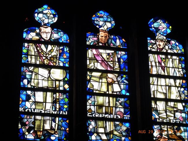 こういう風に人物がハッキリと描かれているステンドグラスは初めて見ました。