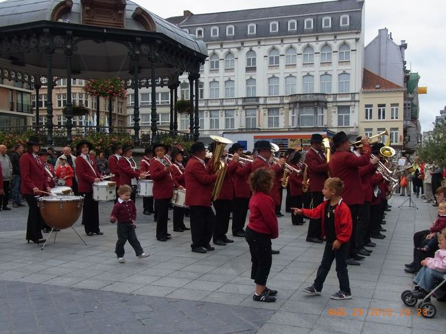 楽団の演奏に合わせて、子供たちが出てきて踊り始めた。<br />子供って無邪気で可愛い☆