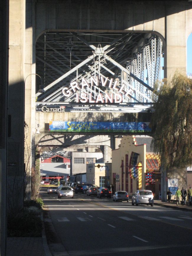 グランビルアイランドに着きました☆<br /><br />グランビルアイランドがあるのはダウンタウンの南、<br />フォールス入り江に架かるグランビルブリッジのたもと。<br />マーケットやレストラン、雑貨、アクセサリー、工芸品など<br />いろいろなお店が集まっています。