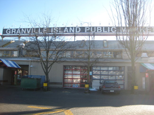 まずはパブリックマーケット！<br /><br />野菜に果物、魚介、肉をはじめ、<br />パン、パスタ、デリ、スパイス、お酒、<br />ケーキ、お菓子など食料品店の他、<br />雑貨やキャンドルなどのお店も入っています。<br />フードコートもあります。<br /><br />どれもこれも美味しそう！<br />キッチン付きの部屋なら買って帰れるのに。<br />残念。。。