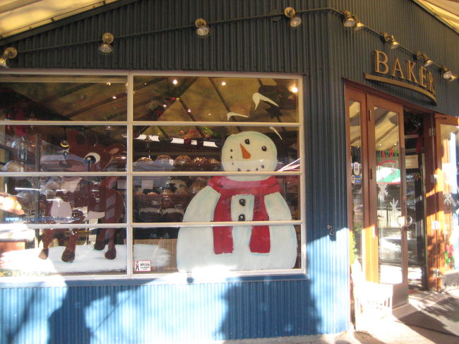 お店のウィンドウのクリスマスディスプレイが<br />可愛いらしい☆