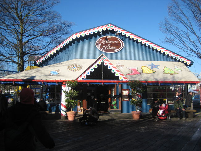 次はパン屋さんのラ・バケット＆レシャロット。<br /><br />店内はバケットやクロワッサン、ライ麦パン、<br />フルーツののったデ二ッシュなどが並んでいて、<br />お客さんでいっぱい！<br /><br />ここでもお土産用にパンを買いました。<br />