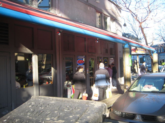 ランチはトニーズ・フィッシュ＆オイスター・カフェ。<br /><br />店内は満席だったので、テイクアウトしました。