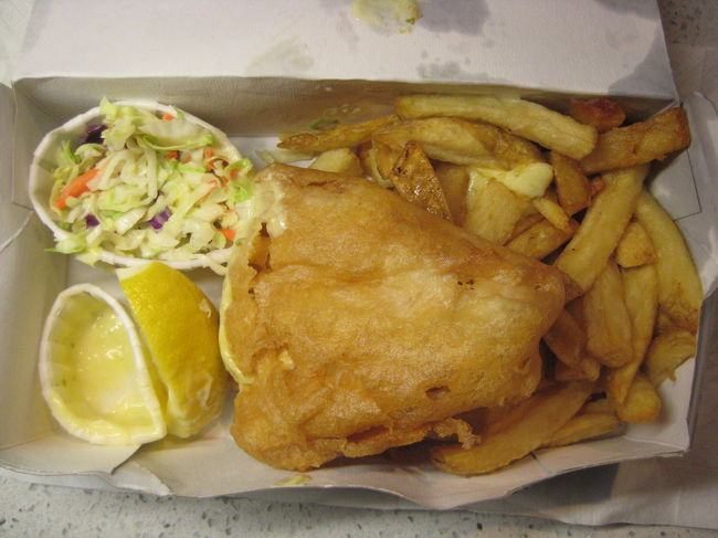 フィッシュ＆チップス＄８．９５。<br /><br />魚はタラです。身が肉厚！