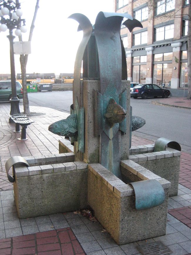 グランビルアイランドをぐるっと見てまわったら、<br />バスに乗って一旦ホテルへ戻り、荷物を置いて休憩。<br /><br />その後、スカイトレインでウォータフロント駅へ行き、<br />再びギャスタウンを散策。<br /><br />