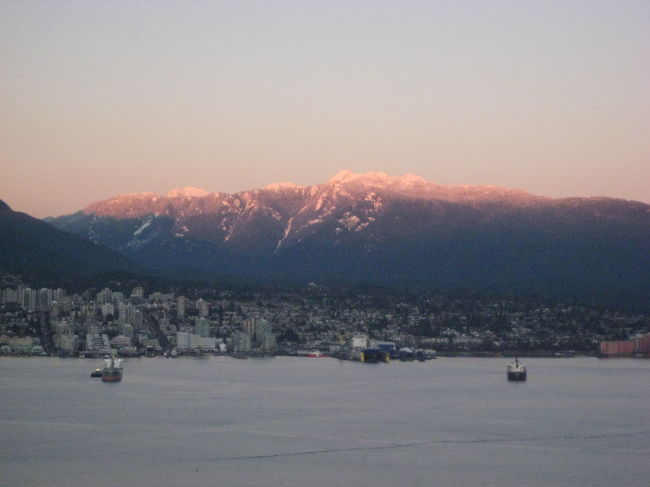 夕日が反射して雪山がピンク色！<br />美しい。。。<br /><br />しばらくぼ〜っと眺めていました。