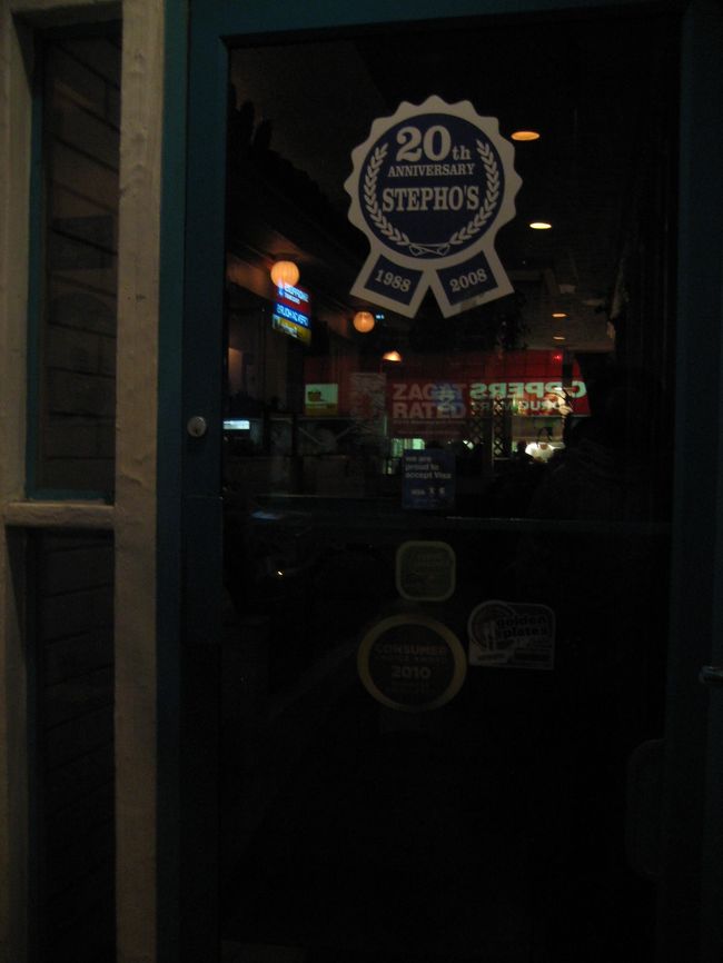 さてバンクーバー最後のディナーに選んだのは<br />デービー通りにあるギリシャ料理のＳＴＥＰＨＯ’Ｓ。<br /><br />このお店の前だけすっごい行列！<br />まだ５時過ぎたところなのに！？<br />でもせっかく来たので並びます。<br /><br />結局４０分くらい待って店内へ。