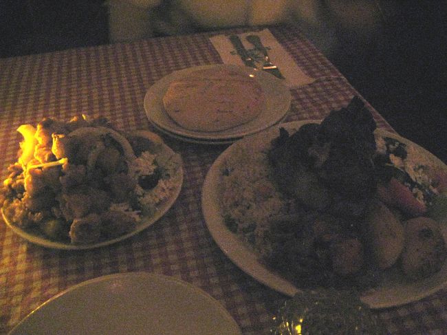 注文したのは名物らしいローストラム＄９．９５と<br />イカのフライのカラマリ（値段忘れ；確か＄８位）。<br /><br />ローストラムはとっても柔らかい！<br />サラダにポテト、ライス、ピタパンがついていて<br />ボリューム満点です！<br /><br />カラマリもかなりの量だったので、<br />２人で頑張っても３分の２も食べられず；<br />まわりも持ち帰りにしている人が多かったです。<br />