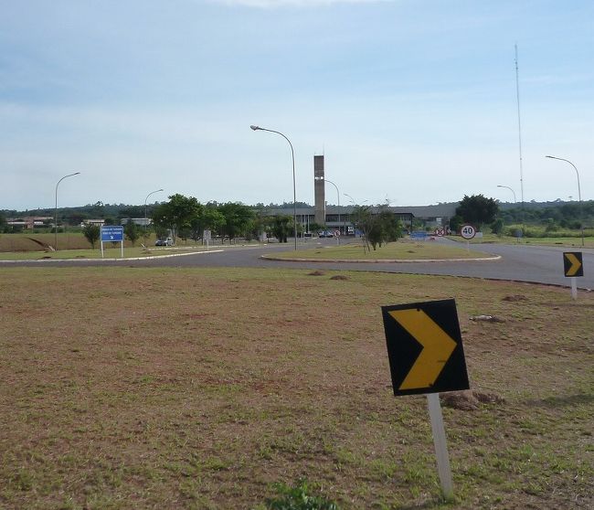 フォス・ド・イグアス、ブラジル出入国管理事務所。「フォス・ド・イグアスはイグアスの滝のブラジル側の近くに位置し人口約30万人。街外れには３カ国国境の碑が立っており、イグアス川、パラナ川がアルゼンチン、パラグアイとの国境になっている。イグアスの滝の観光の拠点で多くのホテルやレストランがあるほか、滝に行く道の途中に鳥類園もある。街の北の外れに巨大なイタイプダムがある」（文野旅行社HPより）。