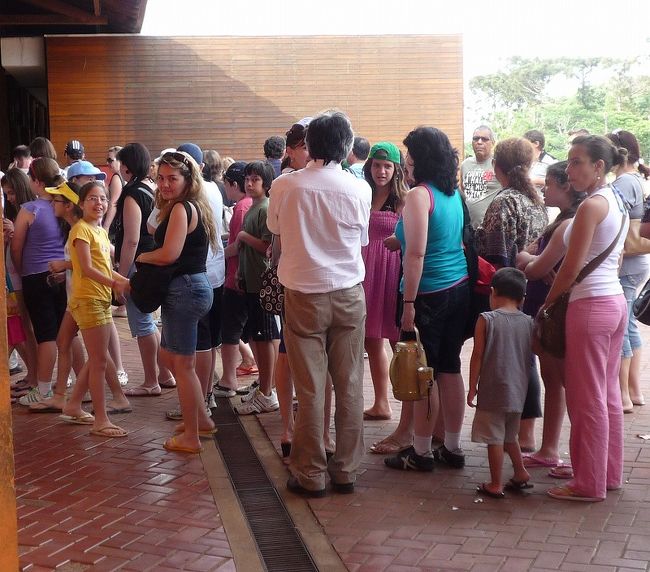 イグアス国立公園入り口、とにかく人が多い。