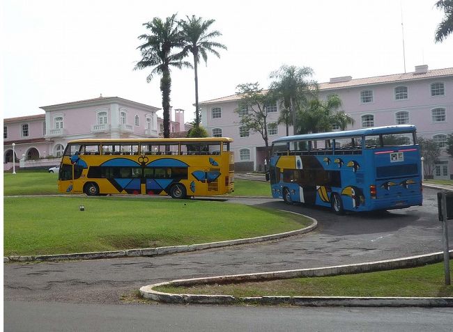 イグアス国立公園入り口、滝の見える所までバスで移動します。