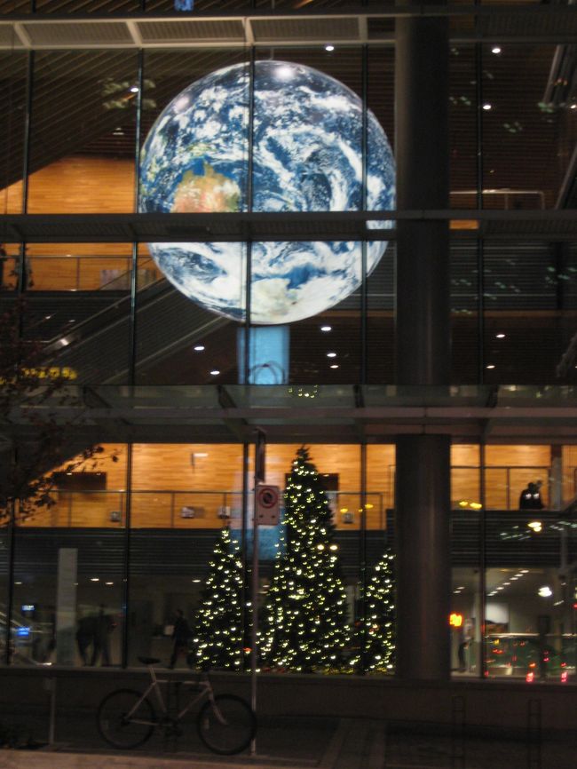 ぽっかり浮かんだ地球。